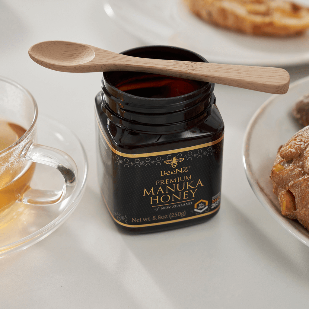 Premium Manuka Honey from New Zealand pairs perfectly with a bamboo teaspoon. bambu